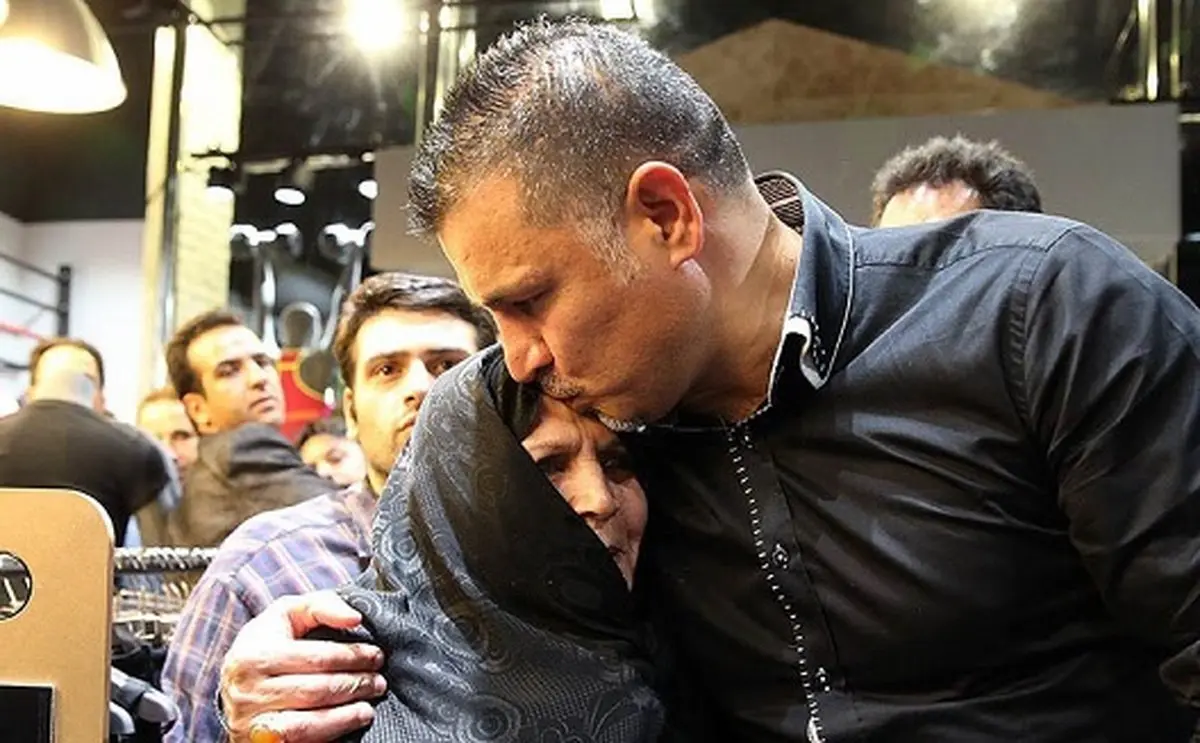 بوسه علی دایی بر پیشانی مادرش / عکس