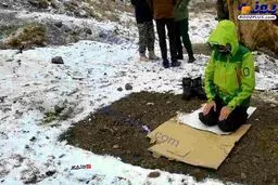 نماز خواندن یک امدادگر در شرایط سخت دنا/عکس
