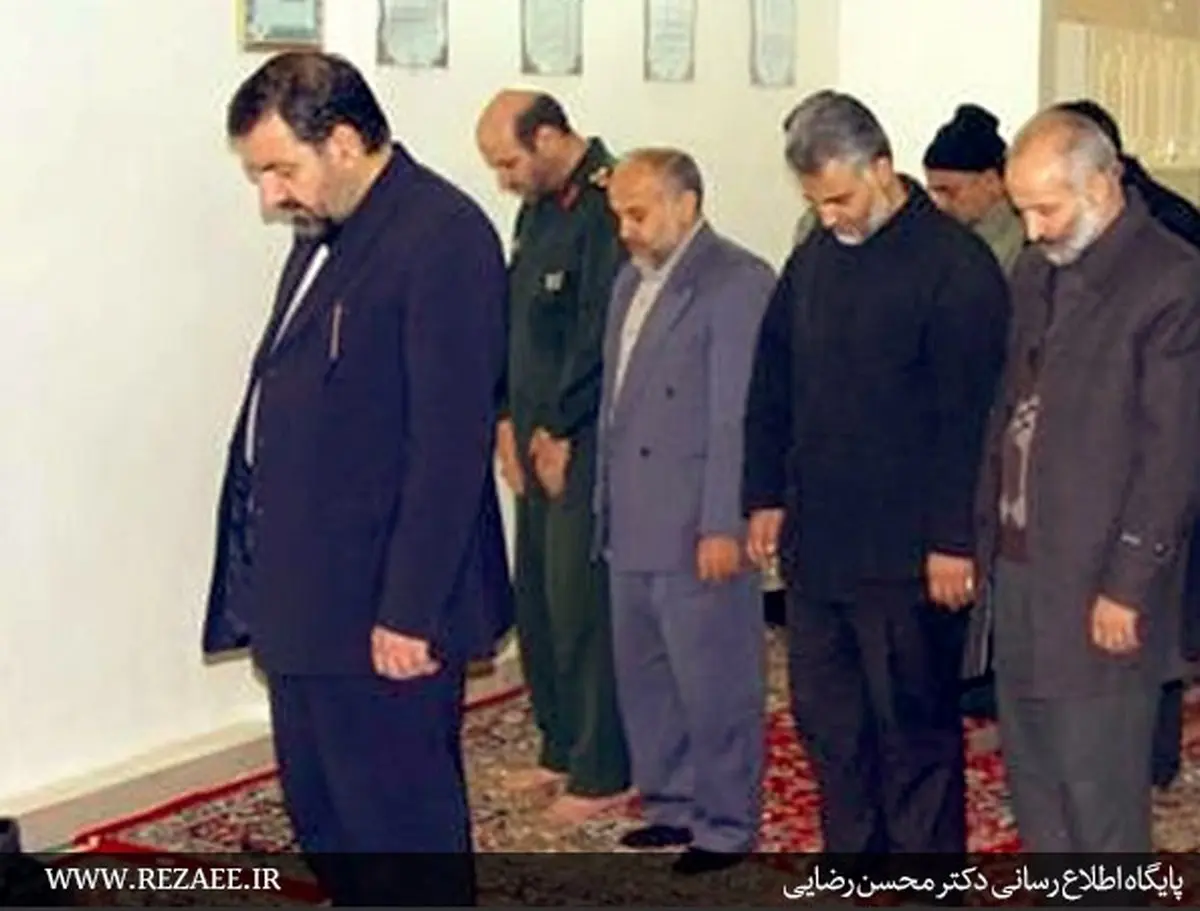 اقتدای سردار  سلیمانی و فرماندهان سپاه به محسن رضایی/ عکس