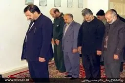 اقتدای سردار  سلیمانی و فرماندهان سپاه به محسن رضایی/ عکس