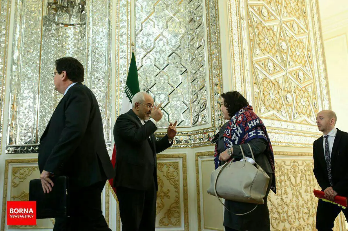 تذکر ظریف به حجاب دیپلمات انگلیسی/ عکس