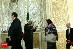 تذکر ظریف به حجاب دیپلمات انگلیسی/ عکس