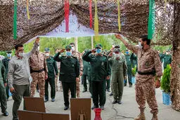 تصویری دیدنی از ادای احترام فرمانده کل سپاه به شهدای هوانیروز