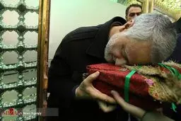 لحظه خاص سردار سلیمانی در ضریح امام رضا/عکس