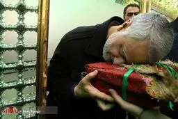 لحظه خاص سردار سلیمانی در ضریح امام رضا/عکس