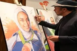 تصویری از رضا عطاران در حال امضای تابلوی کیمیا ایران