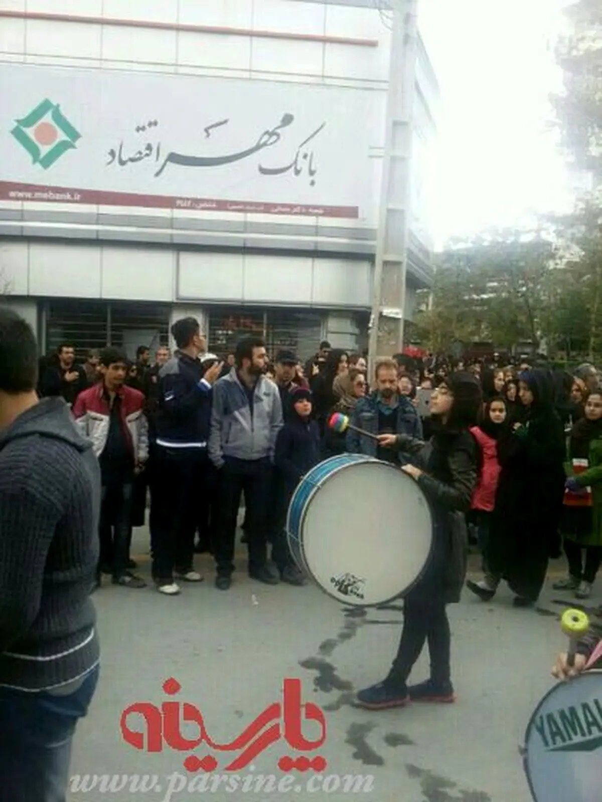 طبل زدن یک خانم در روز عاشورا