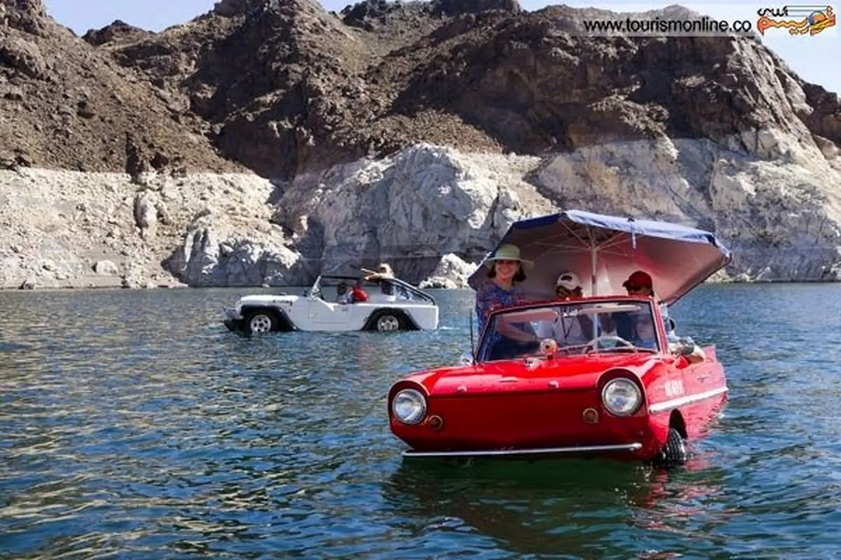 تصویر یک ماشین قدیمی که قایق می شد