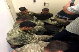 بازداشت چند سرباز ارتش/عکس