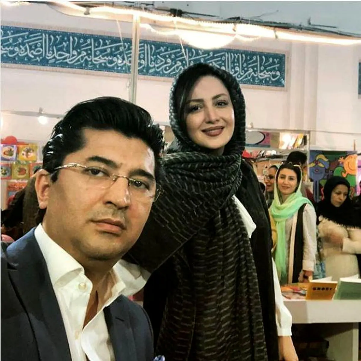 تصویری از شیلا خداداد و همسرش در نمایشگاه کتاب
