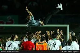 یحیی گل محمدی روی دستان شاگردانش/ عکس