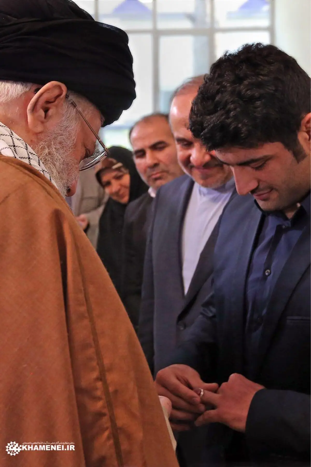 رهبر انقلاب انگشترش را به علیرضا کریمی اهدا کرد/عکس