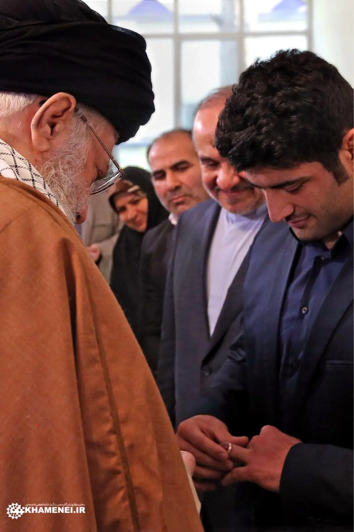 رهبر انقلاب انگشترش را به علیرضا کریمی اهدا کرد/عکس