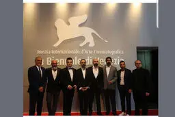 نوید محمدزاده جایزه بهترین بازیگری را از جشنواره ونیز گرفت +عکس