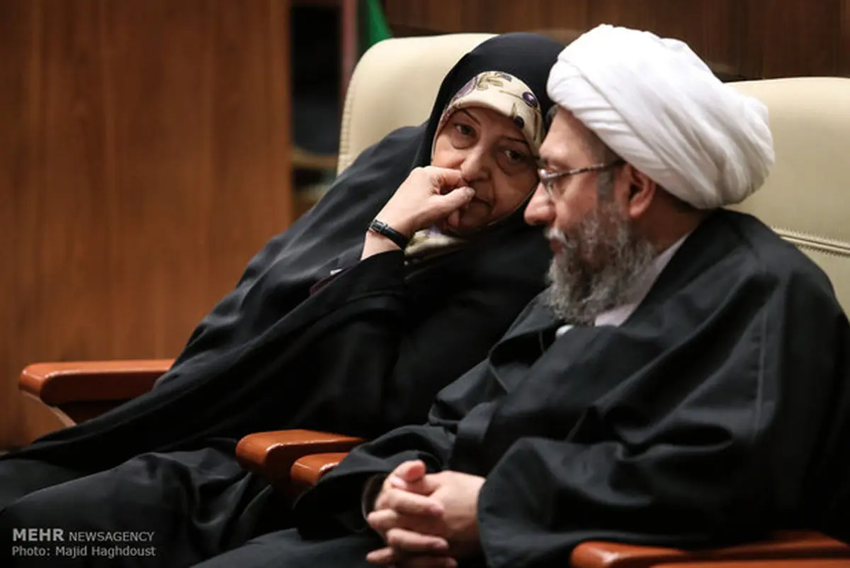 صحبت‌های درگوشی ابتکار و آملی لاریجانی/ عکس