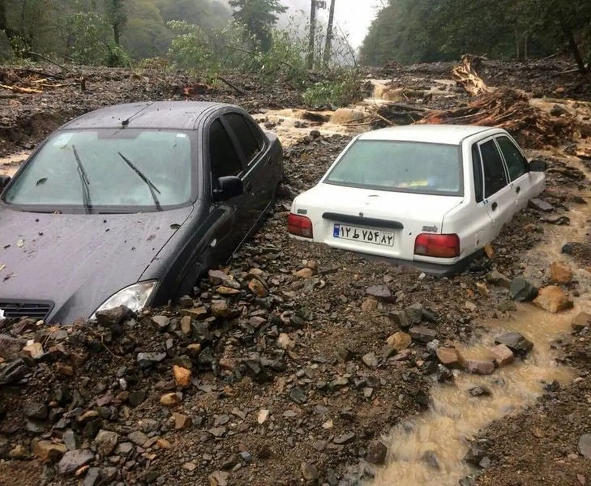 گرفتارشدن خودروها در سیل مازندران / عکس