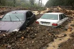 گرفتارشدن خودروها در سیل مازندران / عکس