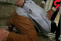 تصویر بوسه قاتل کلاردشتی بر پای اولیای دم / نجات از چوبه دار در لحظات آخر+عکس