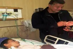 اشک‌های دایی در عیادت سارا عبدالمالکی/عکس