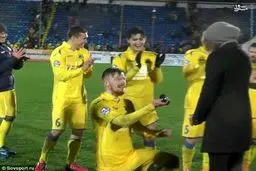 خواستگاری هم تیمی سردار آزمون در زمین فوتبال/عکس