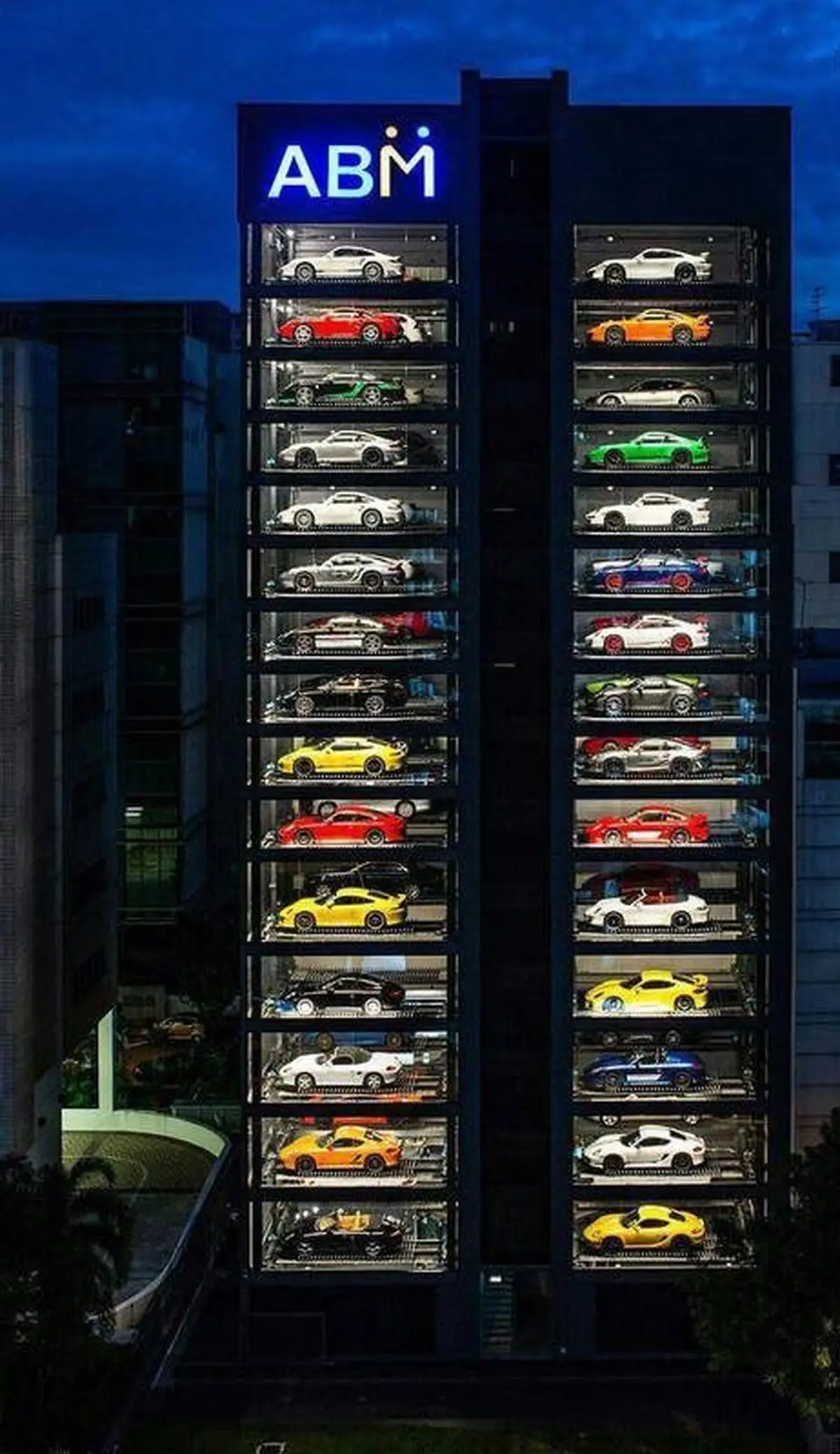 عکسی جالب از ویترین عجیب یک نمایشگاه ماشین!