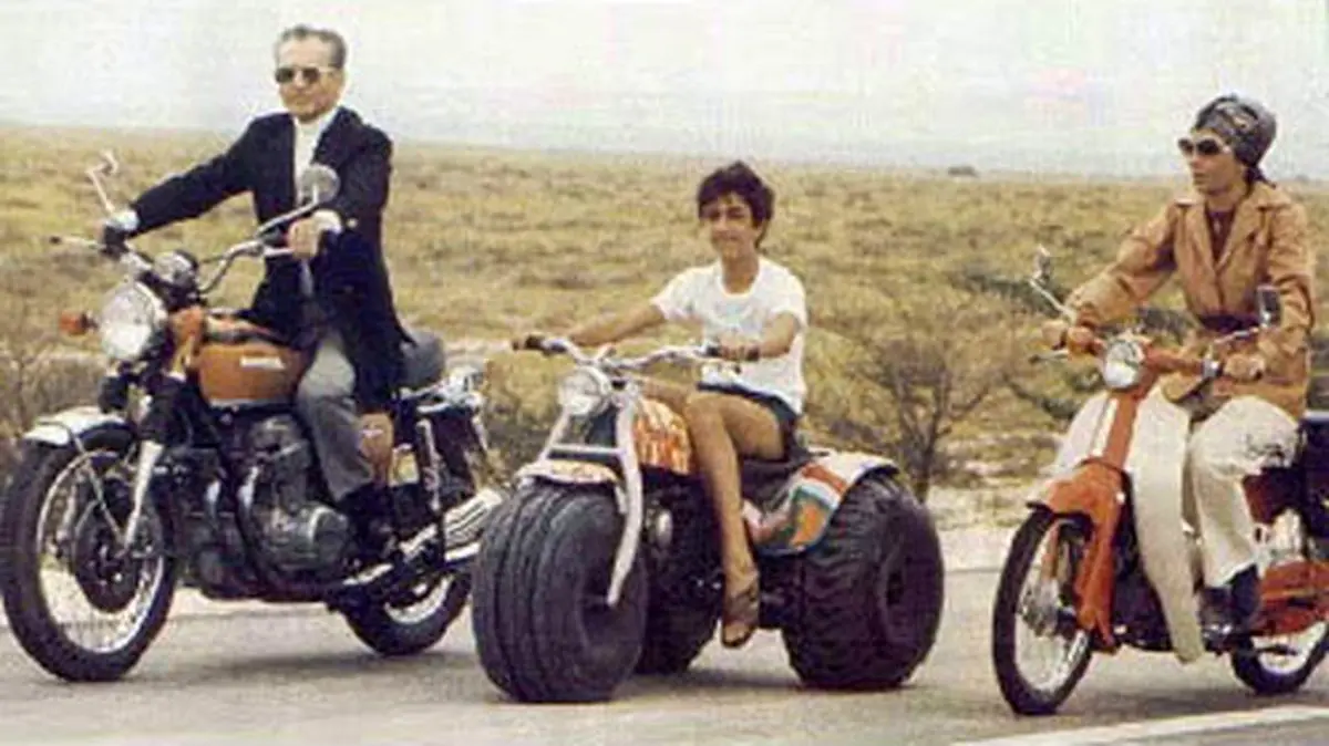 عکس قدیمی و دیده نشده از محمد رضا پهلوی با خانواده