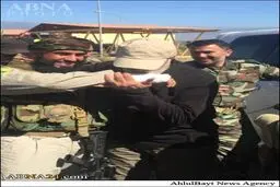 بوسۀ فرمانده حشد شعبی به دست «ابوعزرائیل» / عکس