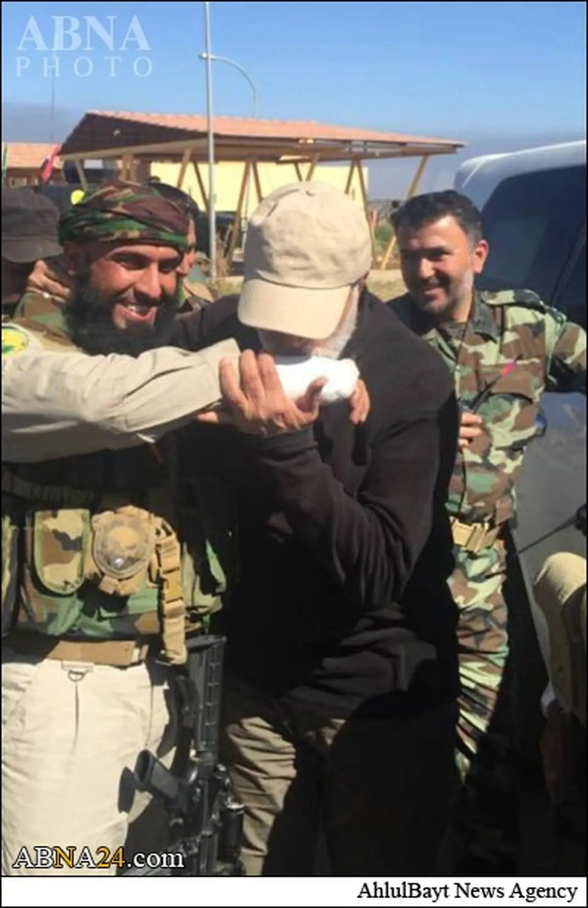 بوسۀ فرمانده حشد شعبی به دست «ابوعزرائیل» / عکس