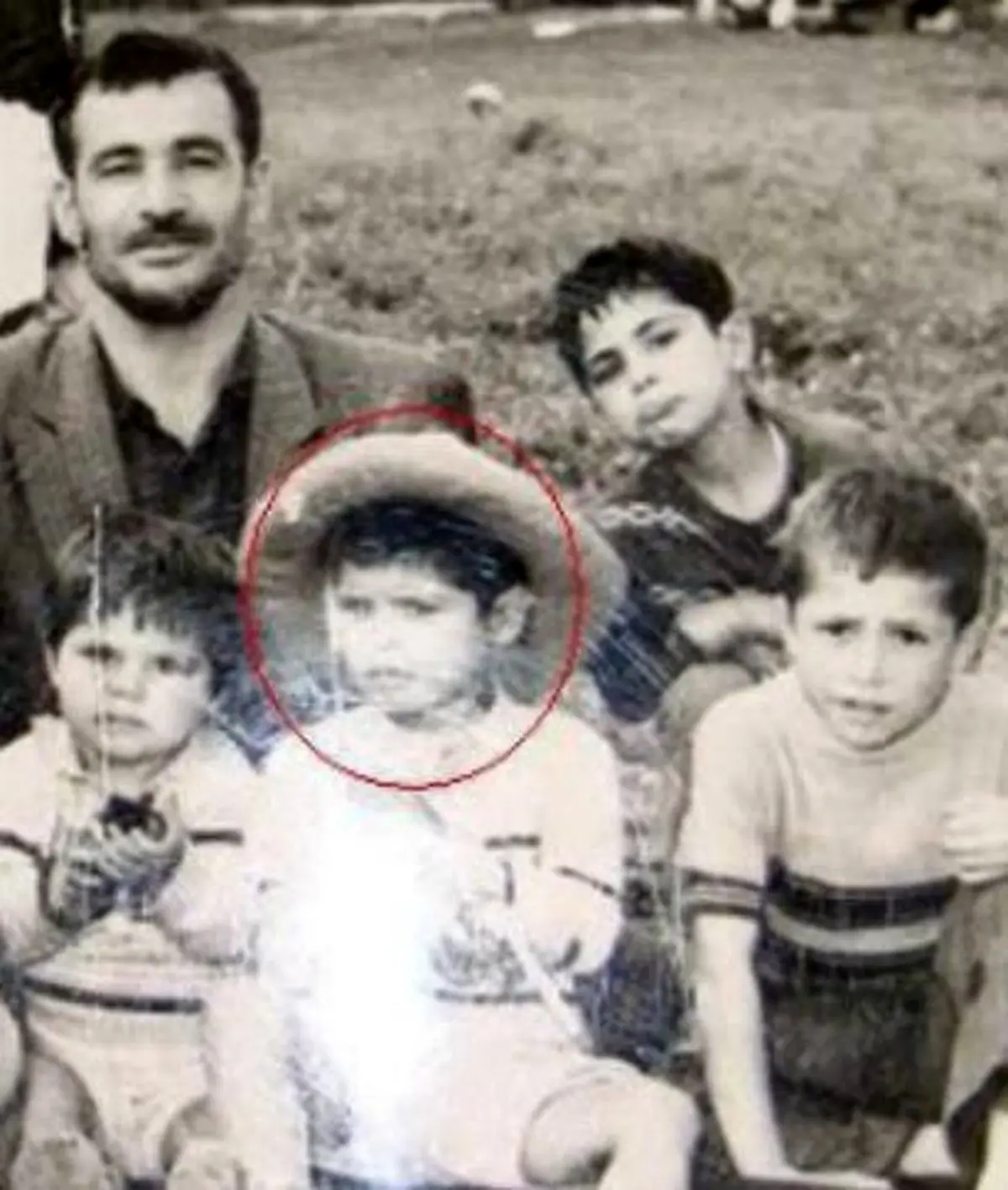 کودکی علی دایی کنار پدر و برادرانش/عکس