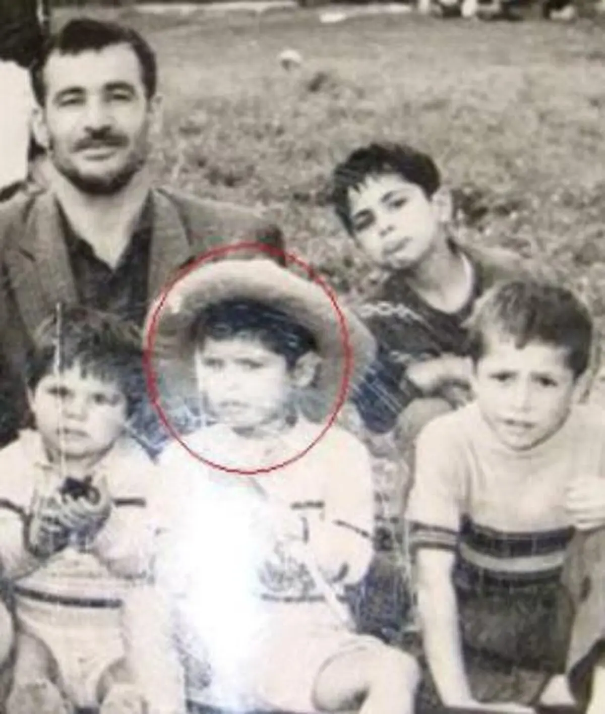 کودکی علی دایی کنار پدر و برادرانش/عکس