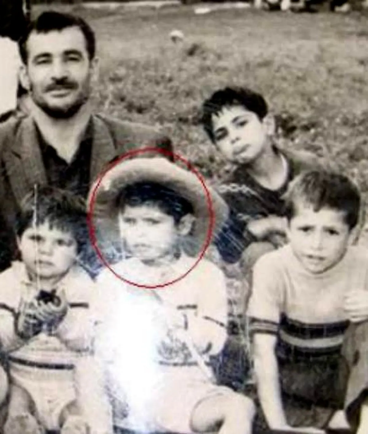 کودکی علی دایی کنار پدر و برادرانش/عکس