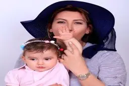 دستبوسی فریبا نادری از دخترش! + عکس
