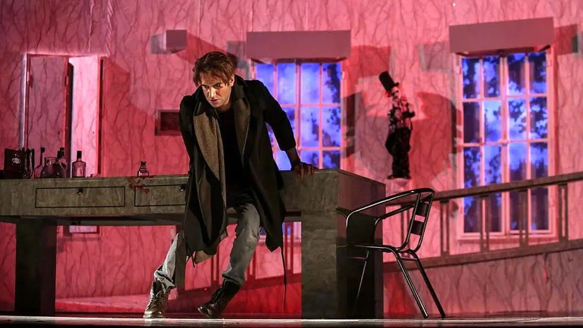 هوتن شکیبا در نمایش صد در صد