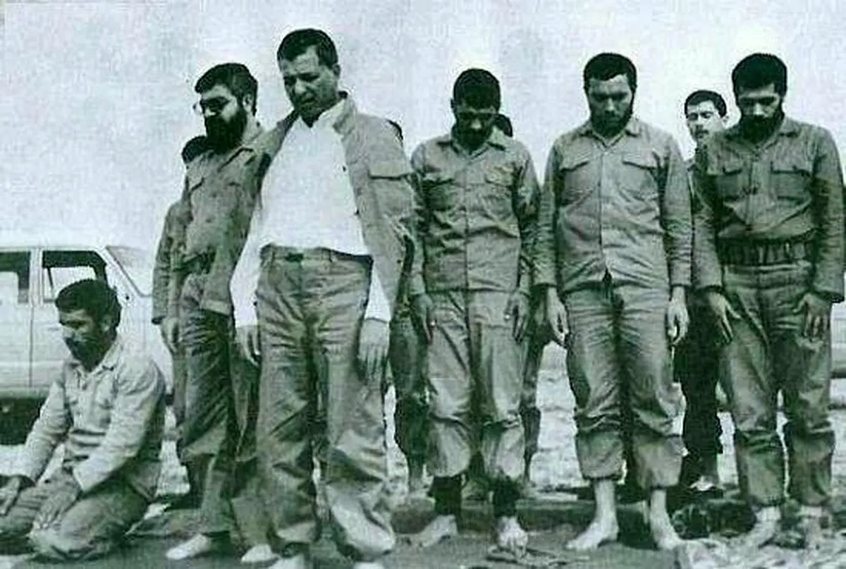 تصویری از نماز جماعت آیت الله هاشمی رفسنجانی و حسن روحانی در جبهه