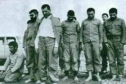 تصویری از نماز جماعت آیت الله هاشمی رفسنجانی و حسن روحانی در جبهه