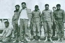 تصویری از نماز جماعت آیت الله هاشمی رفسنجانی و حسن روحانی در جبهه