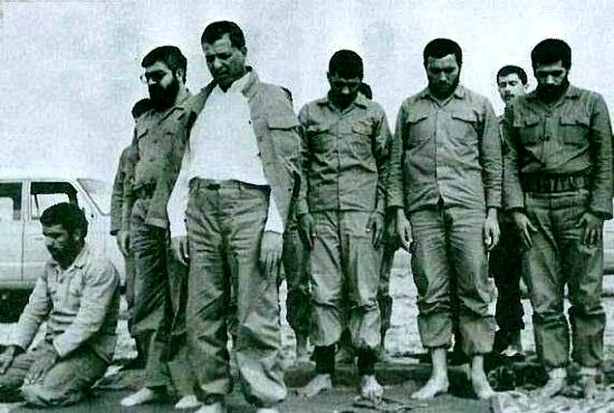 تصویری از نماز جماعت آیت الله هاشمی رفسنجانی و حسن روحانی در جبهه