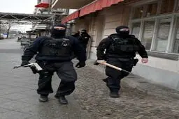 بازرسی مسجدی در برلین توسط پلیس آلمان/ عکس