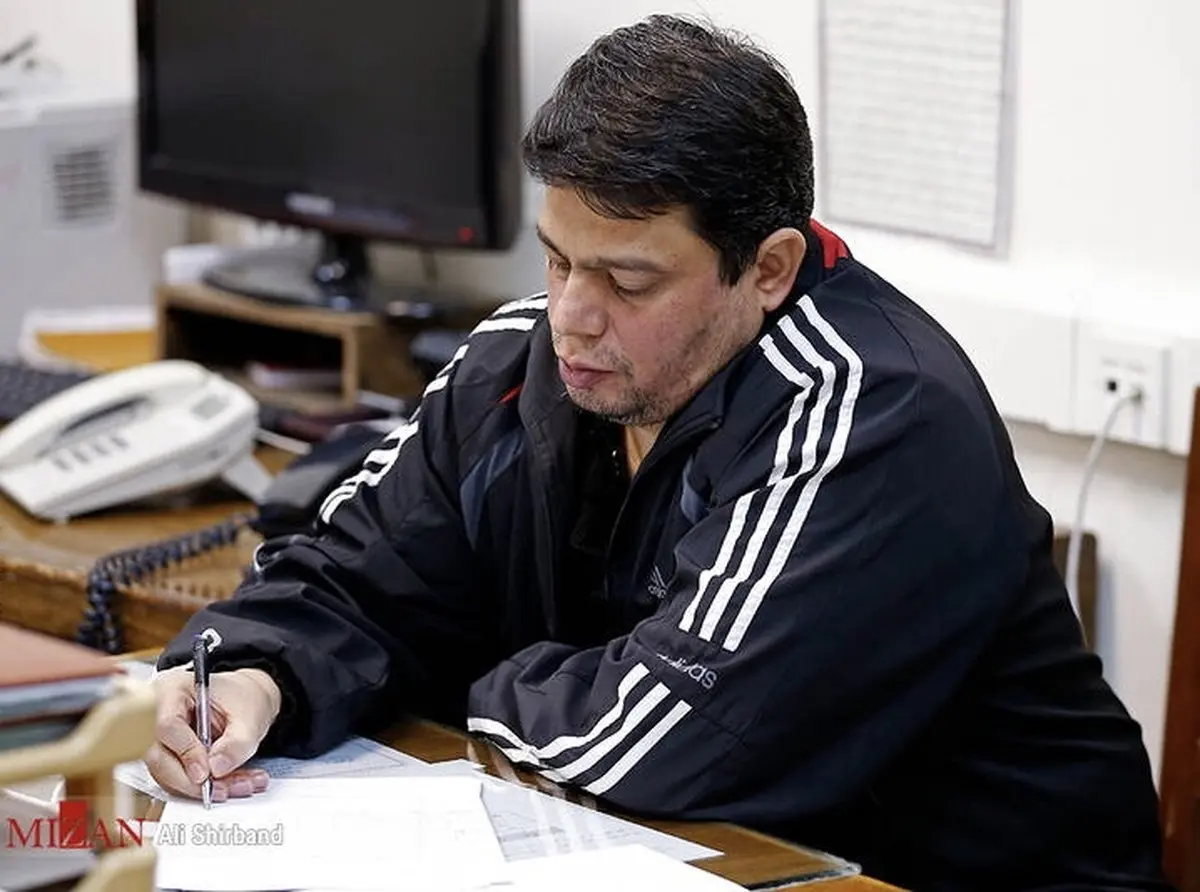 باقری درمنی در حال نوشتن وصیت‌نامه/ عکس