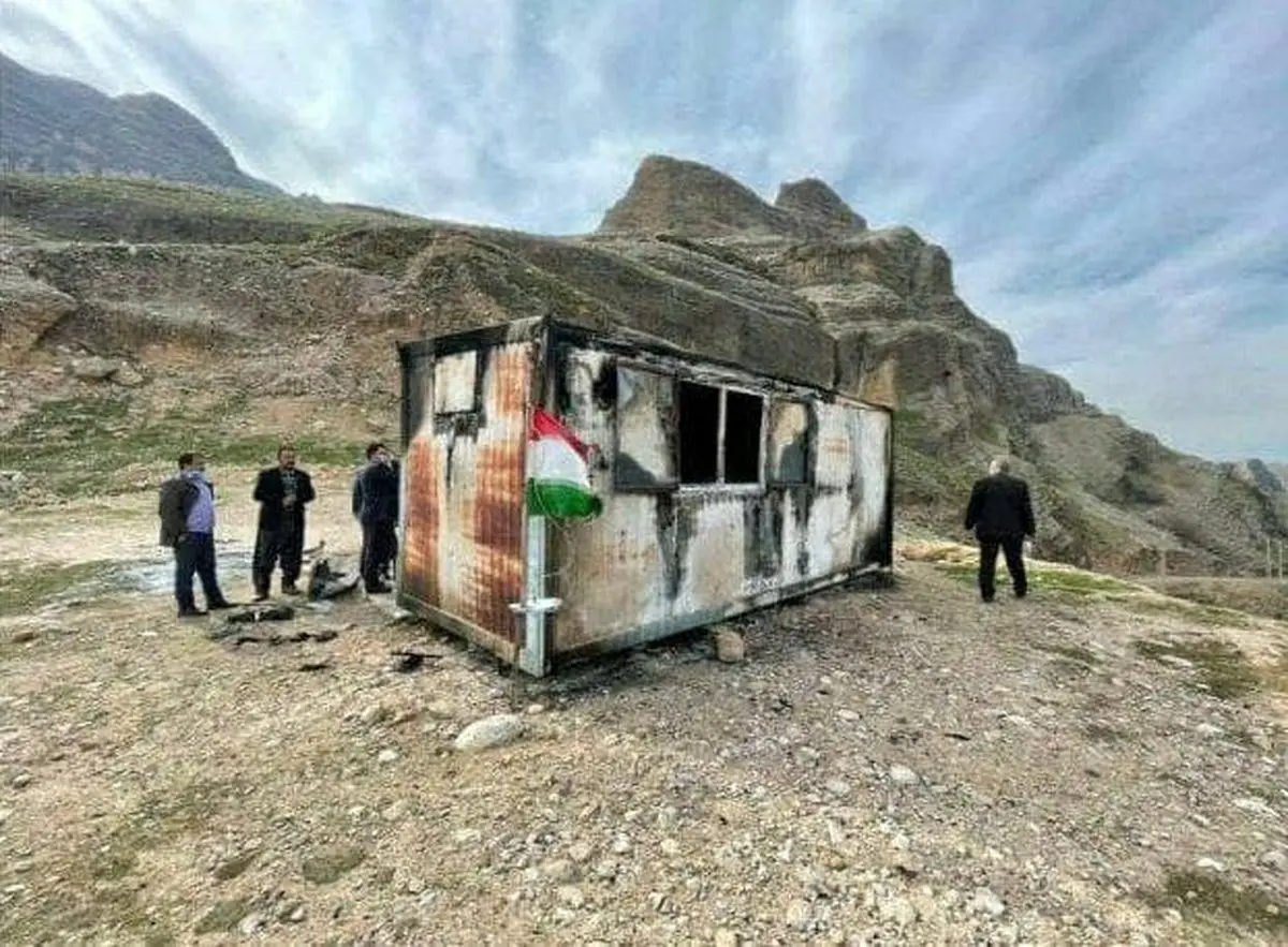 حادثه ناگوار برای معلم در یک کانکس کلاس درس+عکس