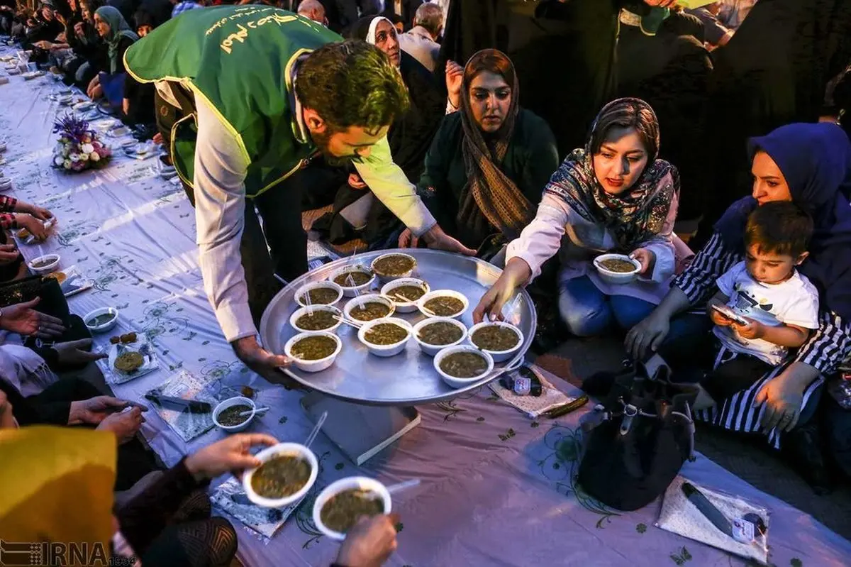 عکس/ افطاری خیابانی در میدان فرهنگ یوسف آباد