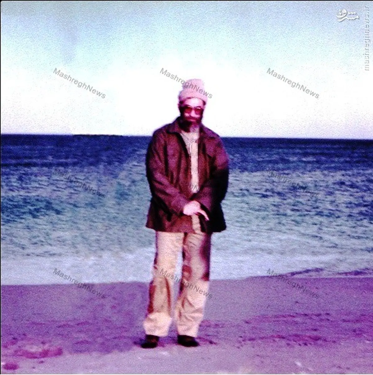 عکس‌ دیده‌‌‌نشده‌ از رهبری‌ در ساحل‌ دریا