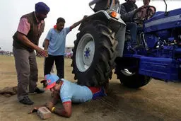 عکس / عبور با تراکتور از روی انسان