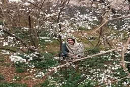 هانيه توسلى در بين شكوفه هاى بهاری/عکس
