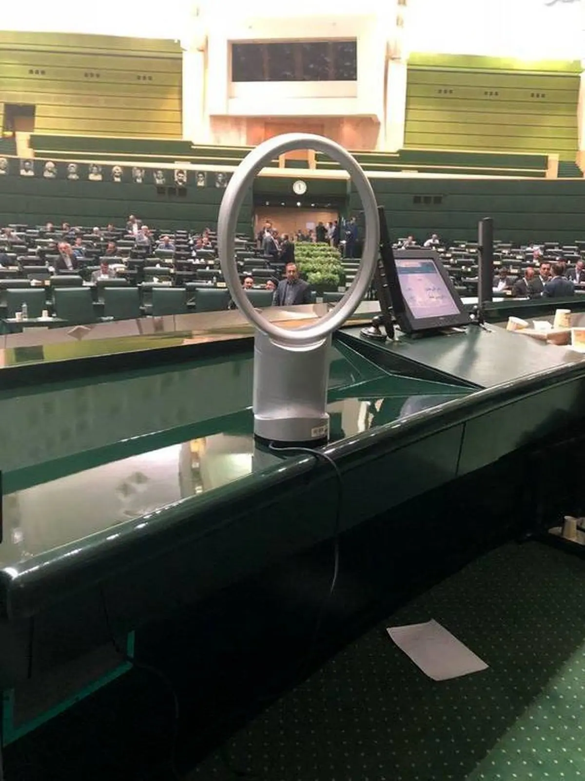 روحانی، پنکه اش را هم به مجلس بُرد! / تصاویر