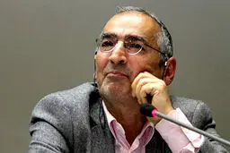زیباکلام: آدام اسمیت هم وزیر اقتصاد شود، تغییر ایجاد نمی‌شود/ تندروها به دنبال نفوذ نهادهای نظامی در مدیریت کشور هستند