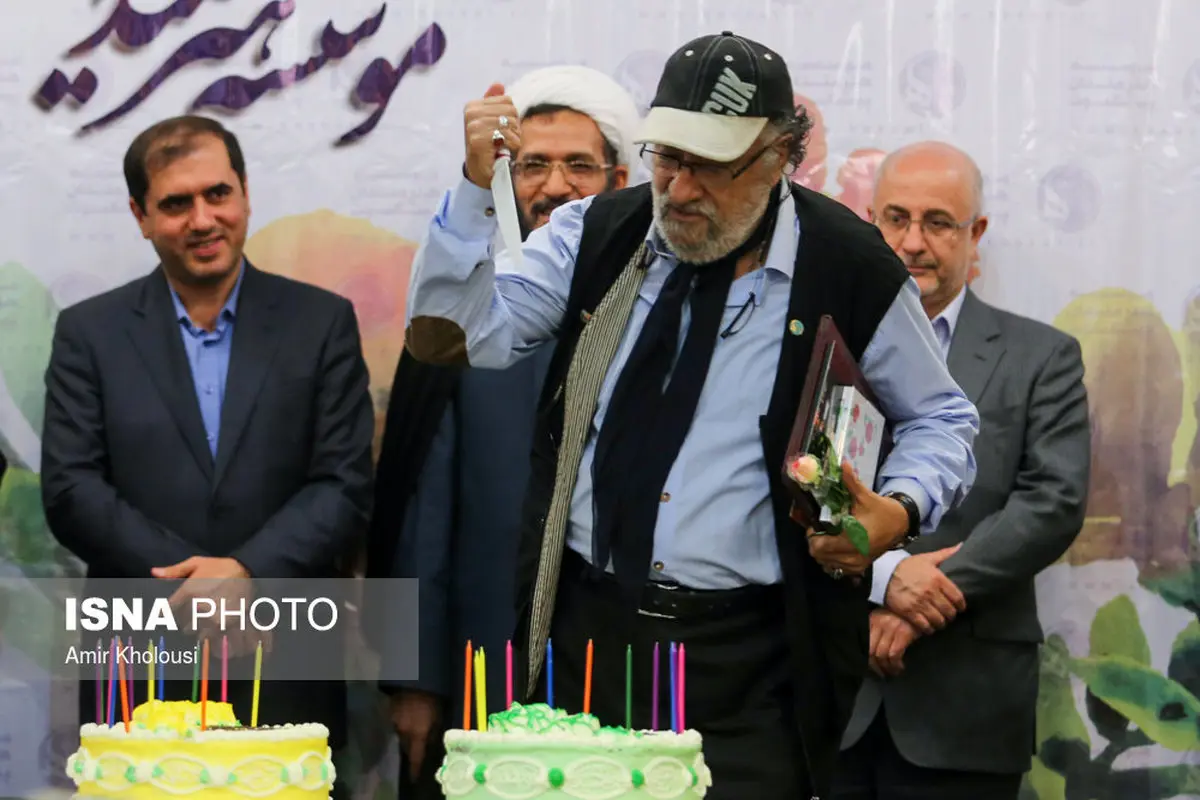 بریدن کیک به سبک داریوش ارجمند!/عکس