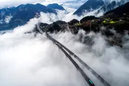 نمایی رویایی از پل غرق در ابر چینی‌ها/عکس
