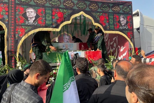 تشییع شهدا با ندای آیه دفاع الهی آغاز شد؛ خدا از مومنان دفاع می‌کند، نه خائنان! + تصاویر