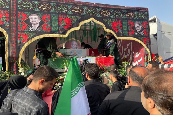 تشییع شهدا با ندای آیه دفاع الهی آغاز شد؛ خدا از مومنان دفاع می‌کند، نه خائنان! + تصاویر